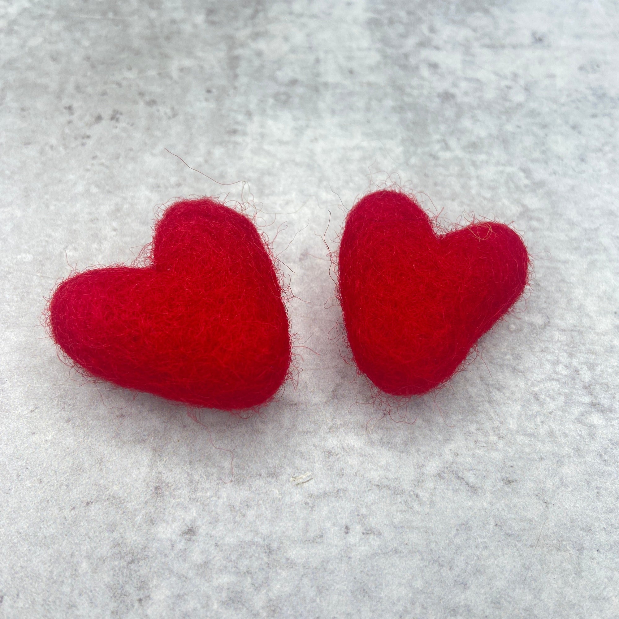 Raspberry 3-4 cm Wool Felt Hearts